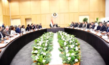 لقاء وزير نائب رئيس مجلس الوزراء للتنمية الصناعية وزير الصناعة والنقل بوفد البنك الدولى 