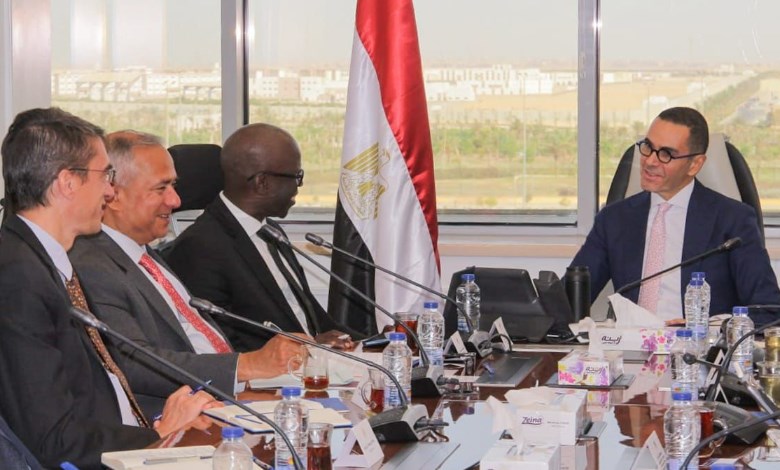 وزير الاستثمار أثناء اللقاء