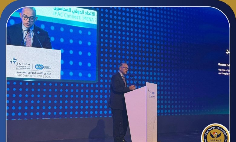 رئيس الرقابة المالية أثناء التقديم