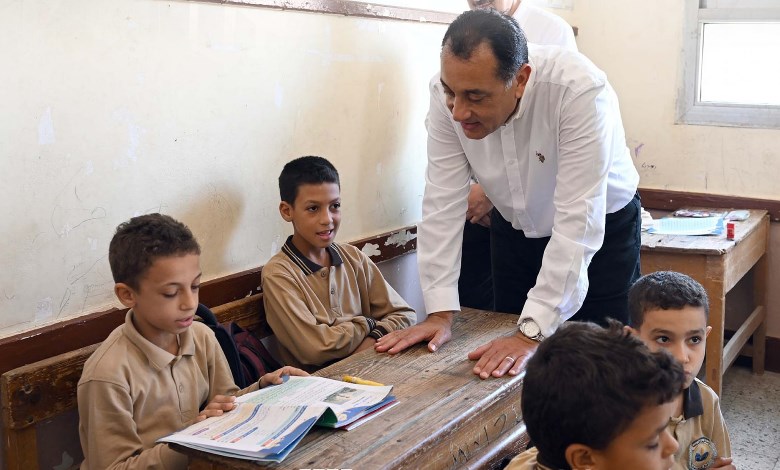 رئيس الوزراء خلال إحدى جولاته