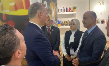 زيارة وزير البترول لجناح الشركةعالم