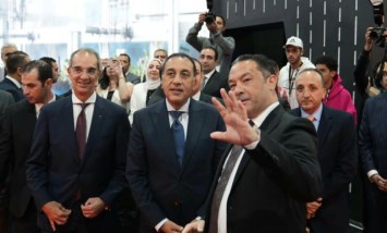 رئيس الوزراء يتفقد جناح اورانج 