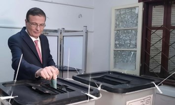 وزير الزراعة يدلي بصوته فى انتخابات النواب