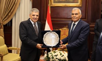 رئيس هيئة قناة السويس يقدم التنهنئة لرئيس مجلس الشيوخ