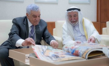 زاهي حواس يلتقى الدكتور سلطان القاسمي حاكم الشارقة