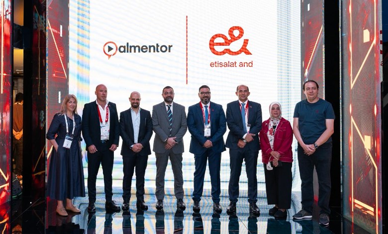 أثناء الاحتفال بالتوقيع