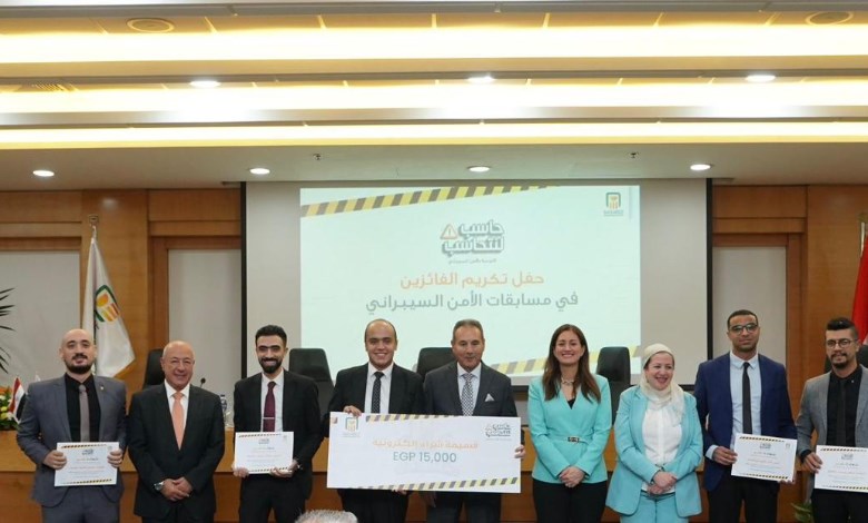 الاتربي يكرم الفائزين من العاملين بالبنك الأهلي 