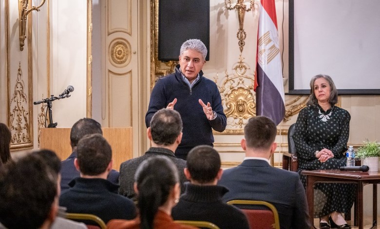 وزير السياحة والآثار فى لقاءً حوارى مع شباب الجالية المصرية