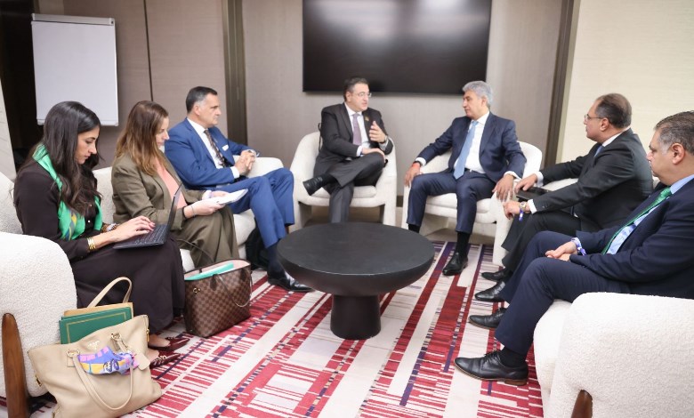 وزير السياحة والآثار يلتقى مفوض الإتحاد الأوروبي للنقل المستدام