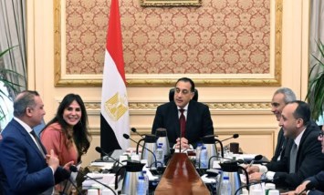 رئيس الوزراء خلال الاجتماع