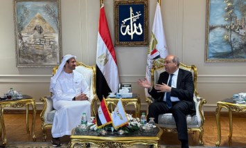 الدكتور سامح الحفني وزير الطيران المدني ومحمود الهاملي الرئيس التنفيذي لمجموعة «أبوظبي للطيران»