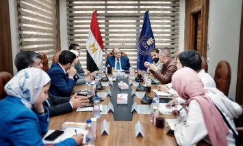 رئيس هيئة الدواء مع وفد الصين