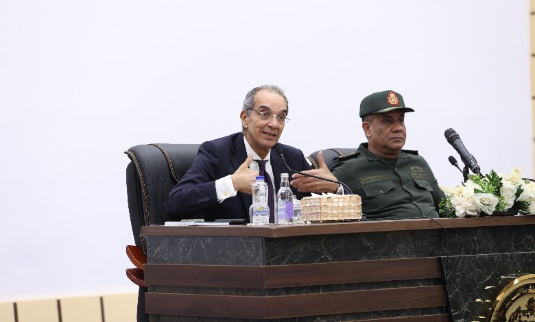 وزير الاتصالات ومدير الأكاديمية العسكريةا