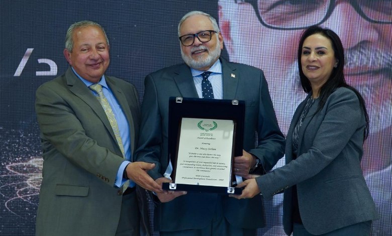 الوزيرة أثناء توزيع الجوائز