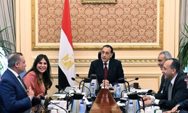 رئيس الوزراء خلال الاجتماع