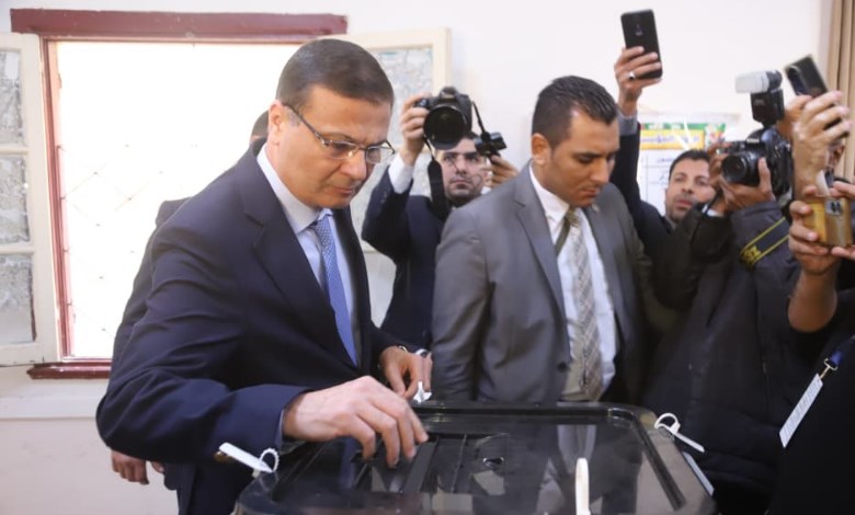 وزير الزراعة يدلى بصوته