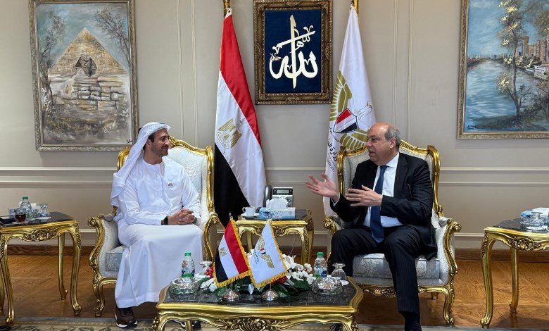 الدكتور سامح الحفني وزير الطيران المدني ومحمود الهاملي الرئيس التنفيذي لمجموعة «أبوظبي للطيران»