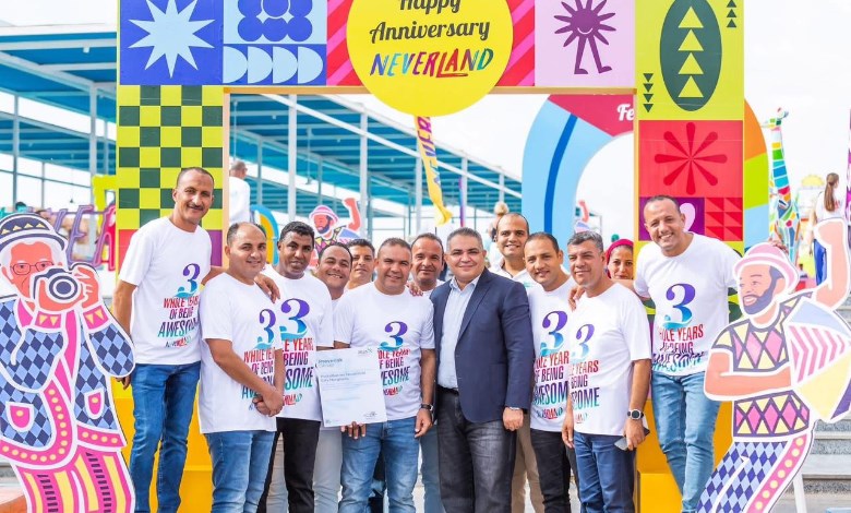 فريق عمل مدينة «نيفرلاند» الترفيهية بالغردقة