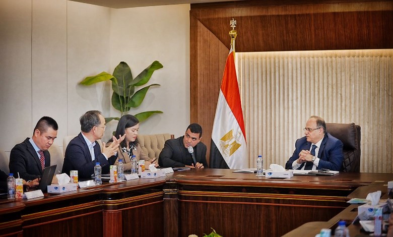 رئيس هيئة الدواء مع وفد الصين