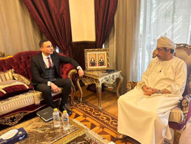 السفير العمانى مع ممثل مبادرة استثمر فى عمان