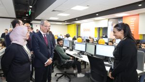 وزير الاتصالات