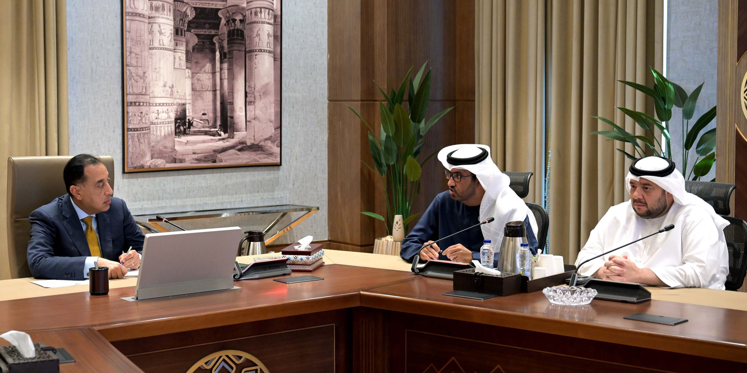 رئيس الوزراء يلتقي وزيري الصناعة والاستثمار الإماراتيين 