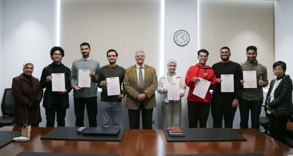 رئيس الجامعةمع الطلاب