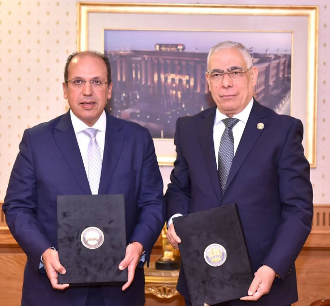 النائب العام مع رئيس الجامعةالبريطانية