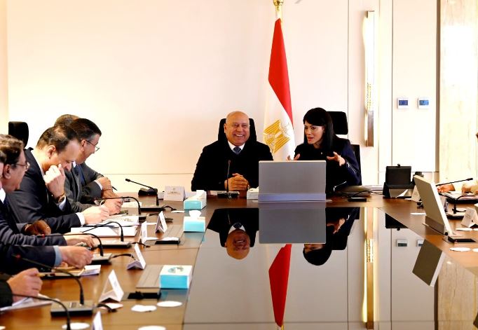 خلال اجتماع وزير الصناعة