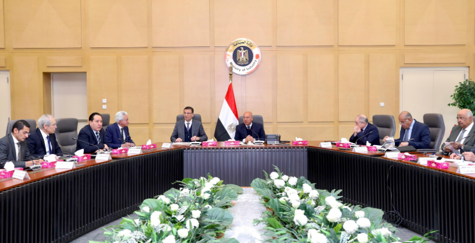 الوزير مع ممثلى الزراعة والتجارة