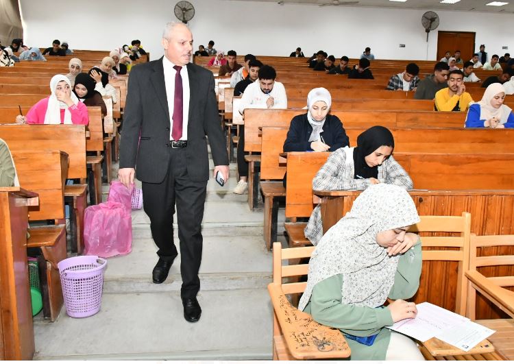 رئيس الجامعة خلال تفقده لجان الامتحانات