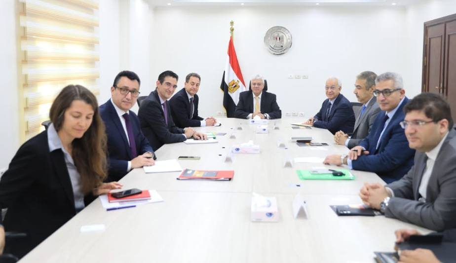 وزير التعليم العالى مع الوفد الفرنسي