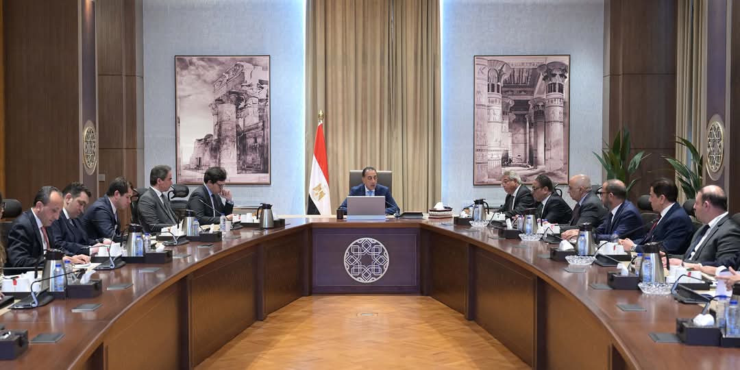 رئيس الوزراء يلتقي أعضاء اللجنة المُشكلة لبحث تحديات ومستقبل الإعلام والدراما المصرية 