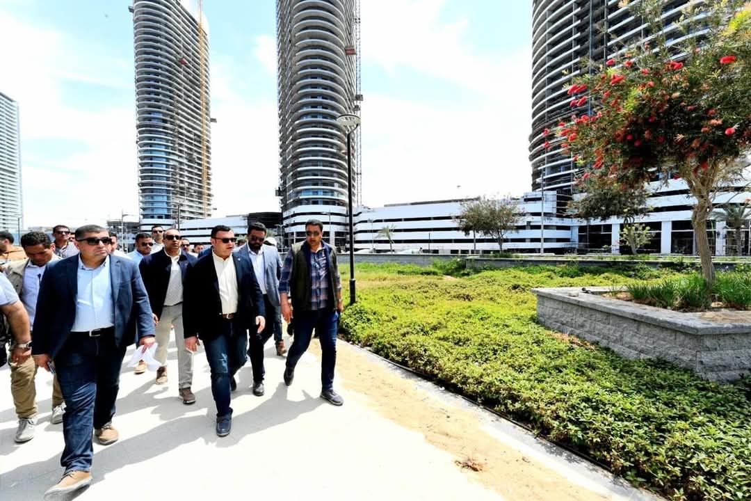 وزير الإسكان يتفقد الممشى السياحي بالعلمين الجديدة