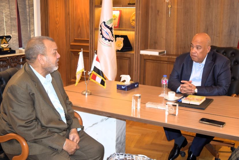 العشرى مع رئيس شعبة الأدوات الصحية