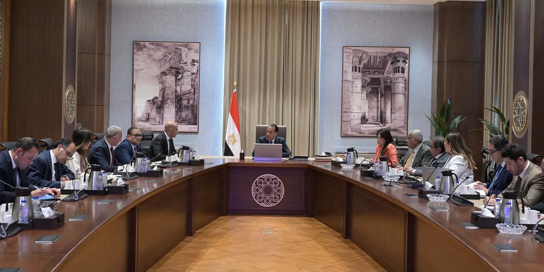 رئيس الوزراء يبحث سبل تعزيز الشراكة مع القطاع الخاص في المدارس الفنية