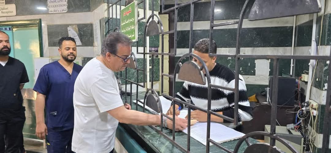 وزير الصحة يوجه بصرف مكافأة لجميع العاملين بمستشفى البنك الأهلي