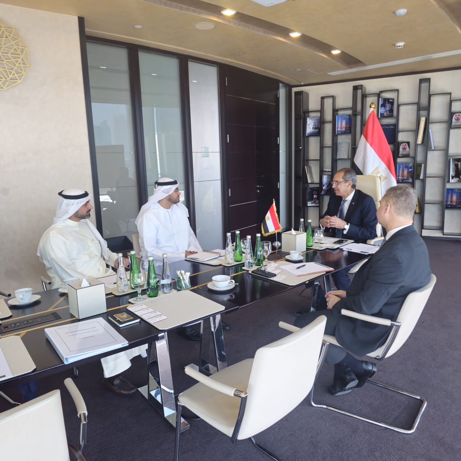 وزير الاتصالات يبحث التعاون مع بنوك وشركات عالمية فى مجالات التعهيد