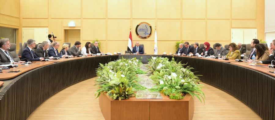 الوزير مع الوفد الفرنسى