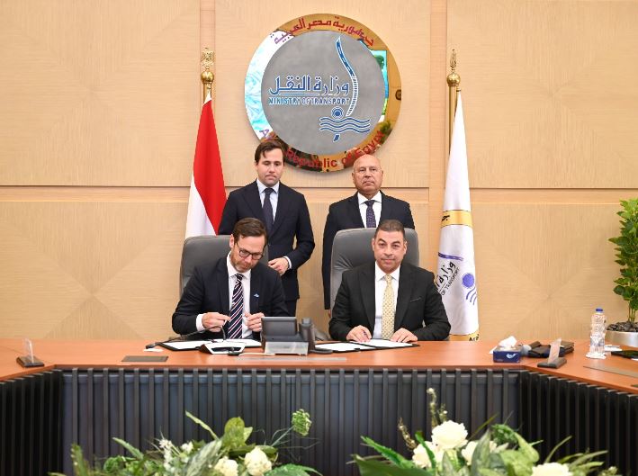 وزير الصناعة خلال اللقاء