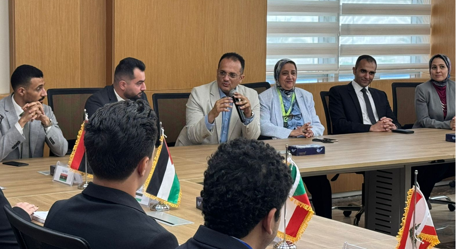 رئيس جامعةالجلالة مع الطلاب