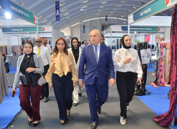 السفير المصرى يتفقد المعرض
