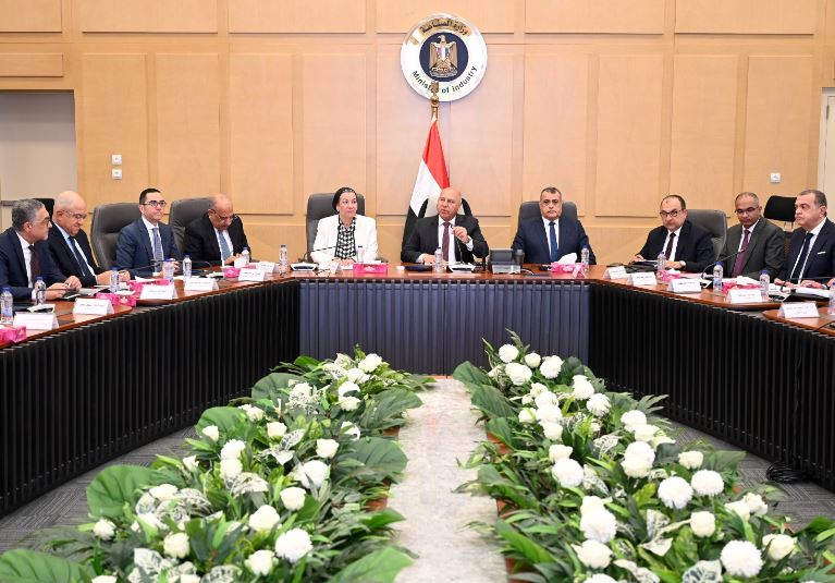 وزير الصناعة خلال الاجتماع