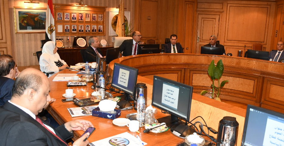 اجتماع لجنةالعلوم السياسية بجامعة حلوان