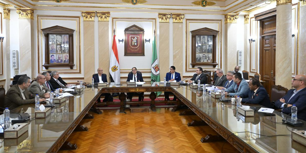 رئيس الجامعة خلال الاجتماع