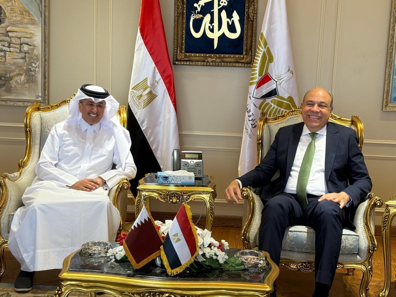 وزير الطيران المدني يستقبل وفدًا قطريًا رفيع المستوى