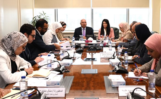 الوزير والمشاط خلال الاجتماع 