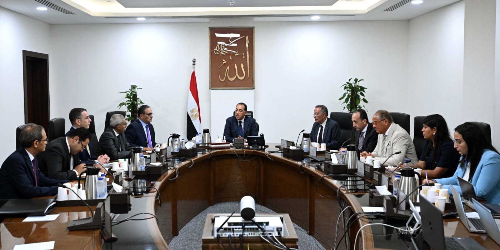 رئيس الوزراء خلال الاجتماع