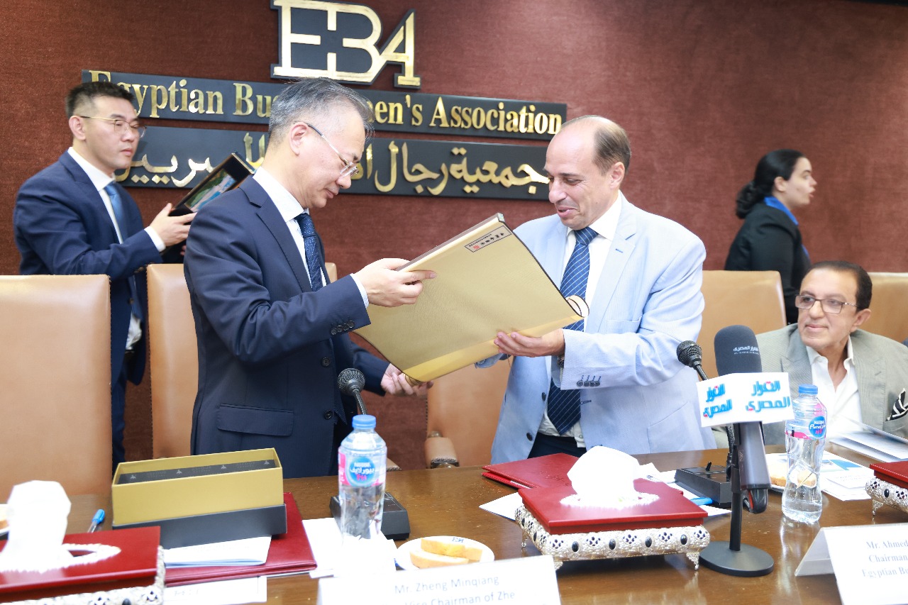 المهندس أحمد عز الدين و تشنغ 