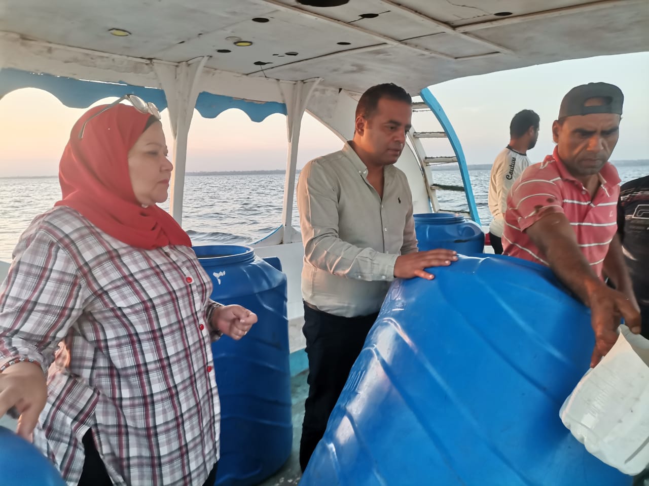 إلقاء يرقات الجمبري فى بحيرة قارون 